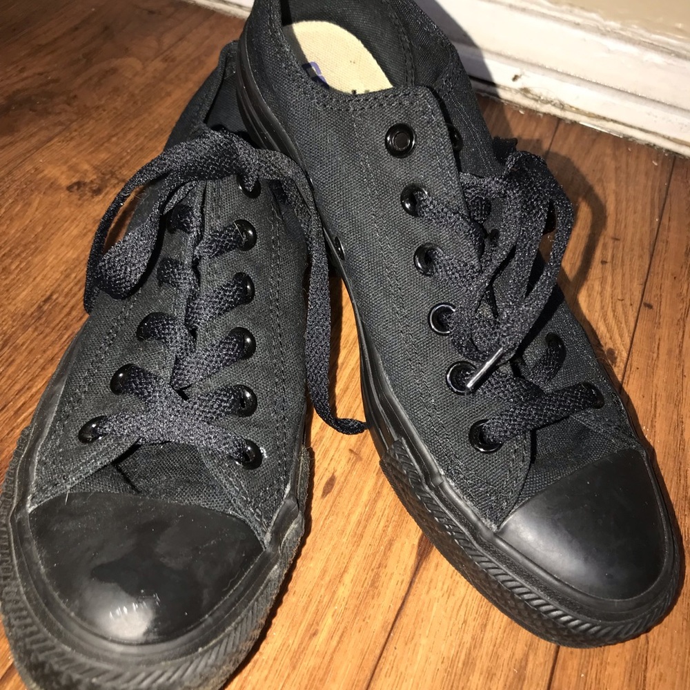 Men’s 6 women’s 8 all black converse